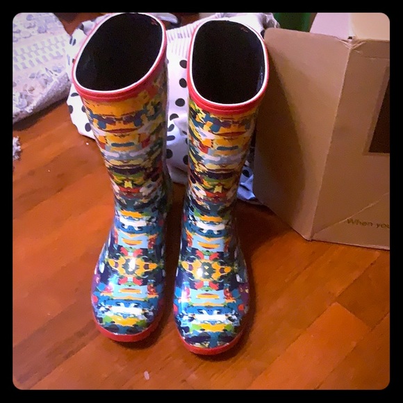 Cute Roma Rainboots! - Picture 1 of 3